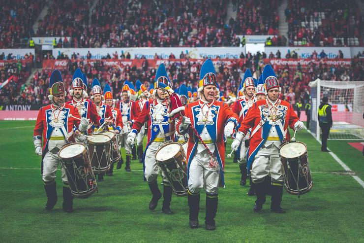 Die Trommlergruppe der Prinzengarde mit dem Hochheimer Stabführer Wolfgang Schmidt (Mitte) beim Auftritt im Mainzer Fußballstadion. (© Blasorchester Hochheim) 