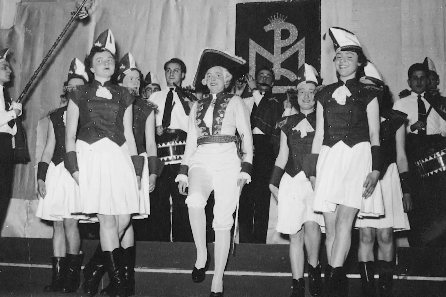 Das spätere Blasorchester geht aus der Prinzess Margot Garde hervor. Hier auf der Bühne in der Mitte zusehen Prinzessin Margot I. Lembach. (© Blasorchester Hochheim)