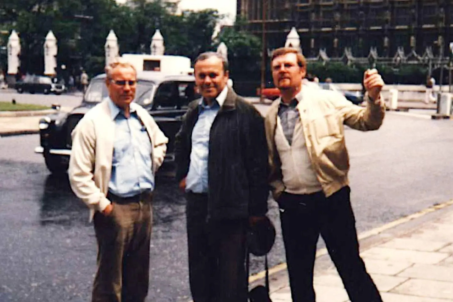 Von links: Karl Euller, Leo Herwitz und der damalige Vorsitzende des Blasorchesters Heinz Wimbauer in London. Das Musikensemble reist 1980 nach Birmingham, um die Verschwisterungsfeier der Landkreise Solihull und Main-Taunus-Kreis musikalisch zu begleiten. (© Blasorchester Hochheim)