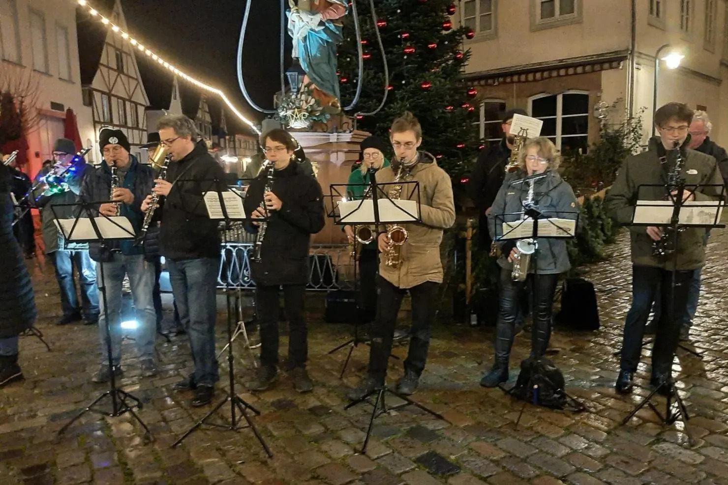 Die Hochheimer Musikerinnen und Musiker nach dem Neujahrsumzug des vergangenen Jahres. (© Archivfoto: Blasorchester Hochheim) 