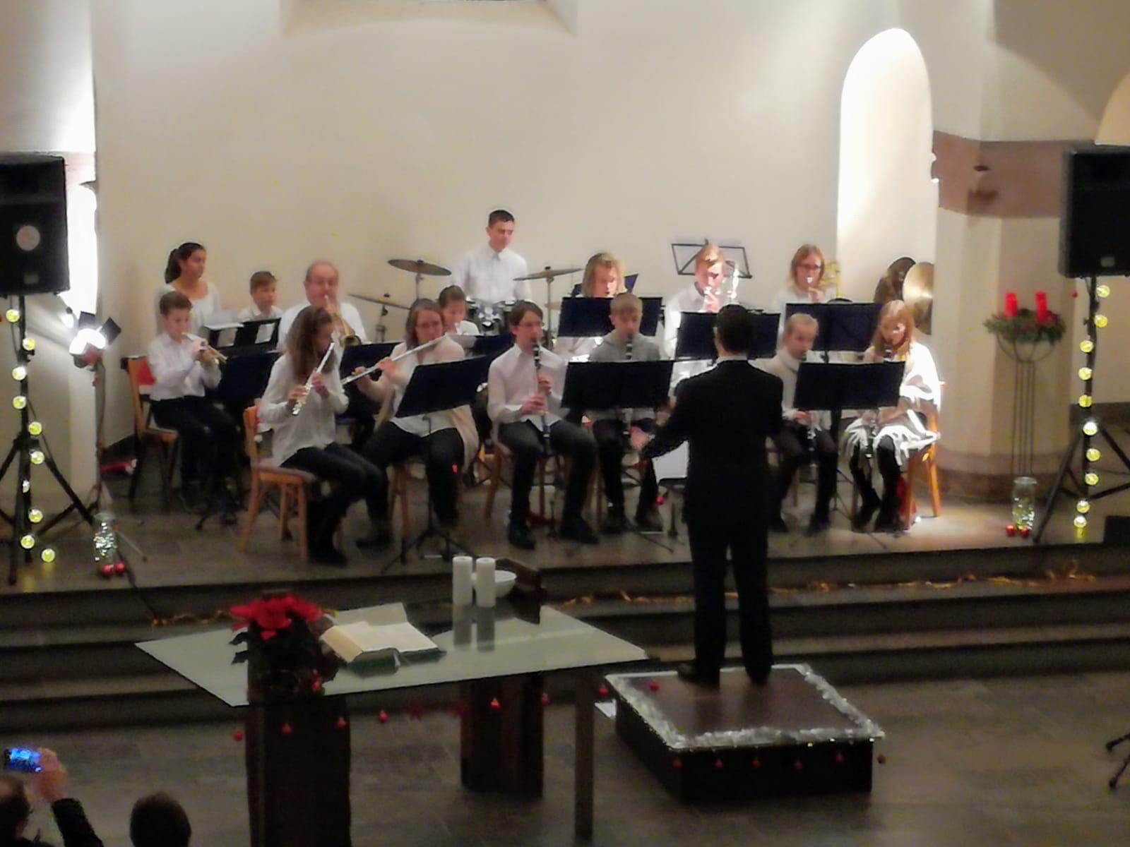 Die Weiherfrösche während des Weihnachtskonzerte in der evangelischen Kirche in Hochheim.